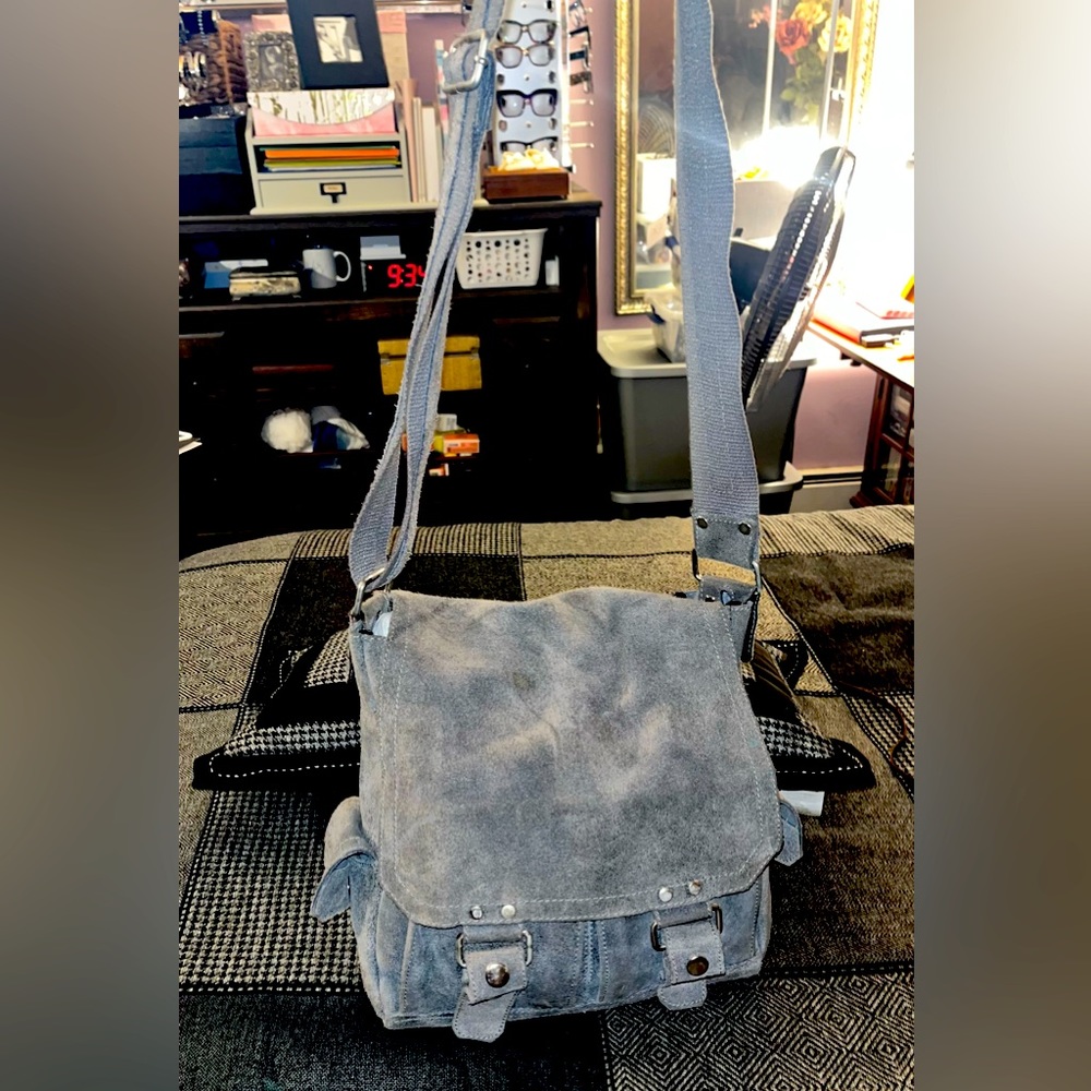 🐘🐺▫️🩶 Grey distressed unisex messenger bag GUC (please view pictures) 😎